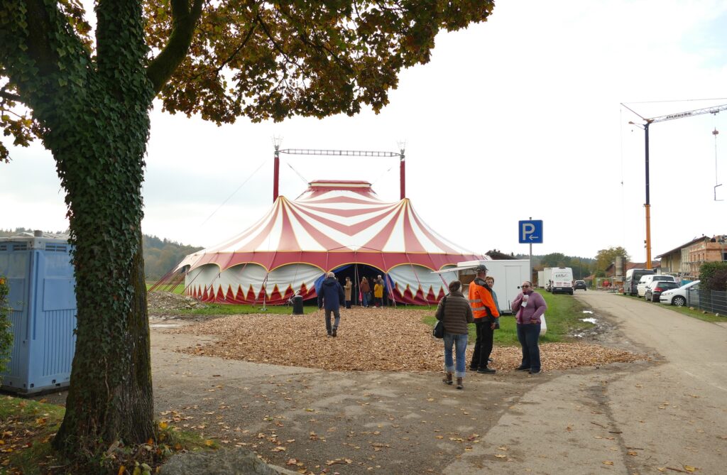 Am 29. Oktober wird das Zirkuszelt hinter der Grundschule Vachendorf zur Bühne für die Schulkinder.