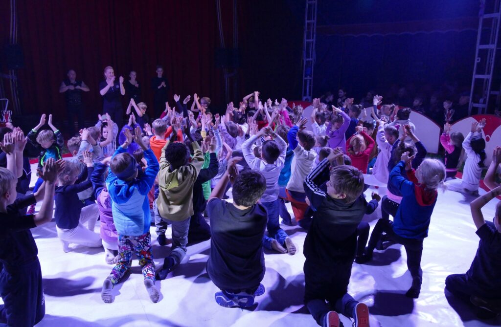 Zum Abschluss kommen die Kinder noch einmal gemeinsam in der Manege zusammen.