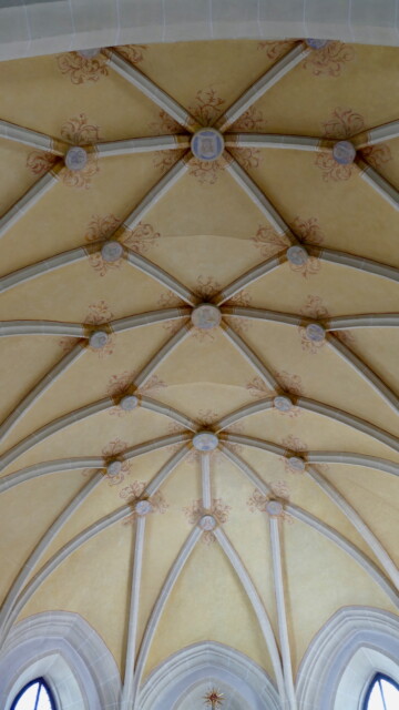 Die Gewölberippen haben die Barockisierung überstanden und wurden damals nicht wie bei vielen anderen Kirchen als "unmodern"abgeschlagen. Man sieht hier sehr schön die Schlusssteine zwischen den Rippen. Netzgewölbe über dem Altarraum