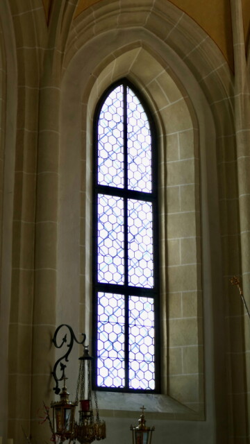 Die Glasfenster stammen aus der Barockzeit, etwa 1650. Sie wurden von der Wallfahrtskirche in Dürrnberg bei Hallein erworben. Gotische Fenster mit dem typischen Spitzbogen