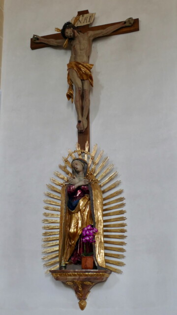 Der Kruzifixus mit der Mater dolorosa darunter stammt wohl aus dem 18. Jahrhundert. Die Figuren sind um 1700 entstanden