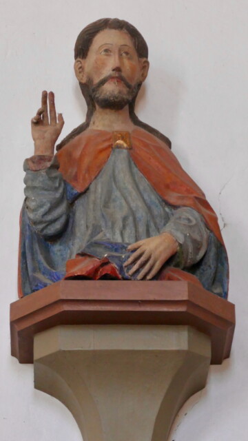 Der romanische segnende Christus ist eine der ältesten erhaltenen Skulpturen des Chiemgaus. Er stammt aus dem frühen 14. Jahrhundert. Die Figur wurde im Barock überformt, man sieht es z.B. an den Händen. romanischer Christus