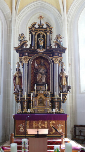 Barocke Pracht: St. Peter mit seinem Schlüssel und oben Paul mit dem Schwert. Der eigentliche Altar wurde um 1700 gefertigt und wurde von St. Valentin in Ruhpolding/Zell erworben. Barocke Pracht: St. Peter mit seinem Schlüssel und oben Paul mit dem Schwert. Der eigentliche Altar wurde um 1700 gefertigt und wurde von St. Valentin in Ruhpolding/Zell erworben.