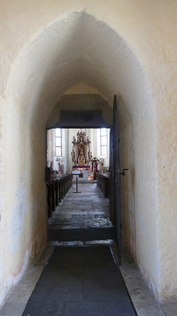 Blick durch die Turmvorhalle ins Kirchenschiff und auf den Altar Franz sagt: ˜Da spür ich den Zug nach vorn, Maxl"