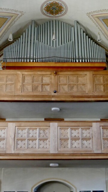 Die Orgelempore ist schlicht und kraftvoll mit einer hölzernen Brüstung in gotisierenden Feldermustern, überragt von einem harmonisch gegliederten Prospekt. Bergen st aegidius gesamteindruck