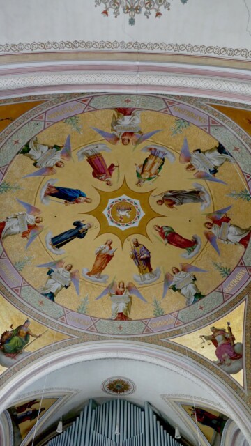 Die Kuppel zeigt ein himmlisches Rund aus Heiligen, Märtyrern und Engeln, die kreisförmig um das Lamm Gottes angeordnet sind – ein beeindruckendes Bildprogramm der Verehrung und Erlösung in leuchtender Nazarenermalerei. Männer und Frauen gleichmässig verteilt. Bergen st aegidius gesamteindruck