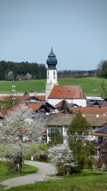 Erlstätt im Frühling 2025. Eine Kirche wird hier bereits um das Jahr 740 vermutet. Diese stand aber wohl an anderer Stelle, möglicherweise am sogenannten "Kirchberg" im Südosten des heutigen Dorfes in der Nähe der Römergehöfte. Erlstätt, St. Peter und Paul im Thale