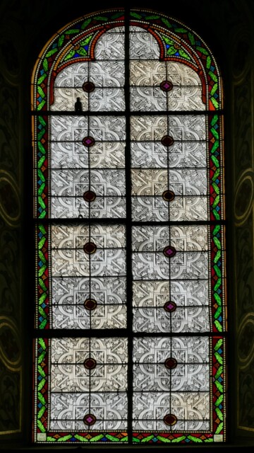 Das ornamentale Fenster in St. Maximilian zeigt ein feines Maßwerk aus floralen und geometrischen Formen mit reicher Farbrahmung. Grabenstaett st maximilian fenster