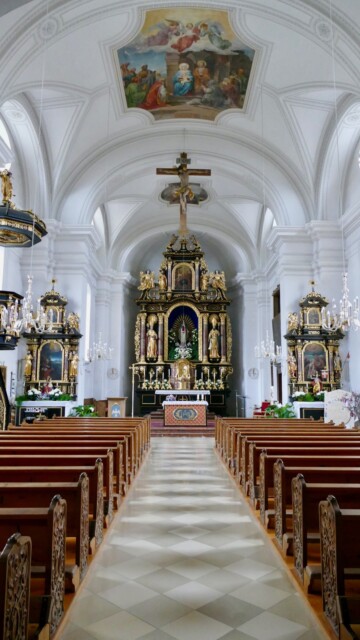 Das heutige Kirchengebäude wurde 1680 in nur fünf Monaten Bauzeit unter dem Graubündner Baumeister Lorenzo Sciasca errichtet. Der barocke Innenraum