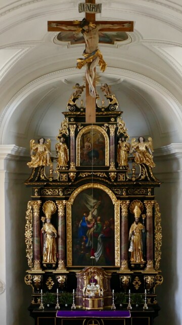 Vor dem Hochaltar im Chorbogen ein qualitätvoller Kruzifixus. Hochaltar Vachendorf