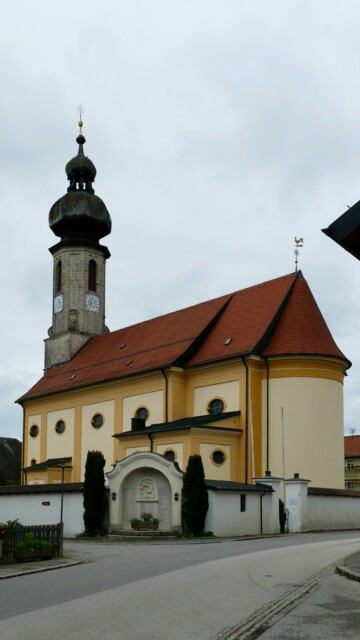 Früher umfasste sie ein riesiges Gebiet: Inzell, Ruhpolding, Bergen und Siegsdorf gehörten einst zur Pfarrei Vachendorf. Pfarrkirche Mariä Himmelfahrt