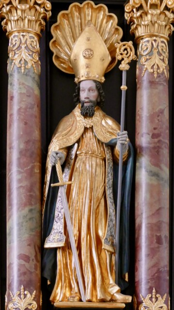 Die Figuren von Georg Pämer haben als typisches Merkmal einen leicht entrückt wirkenden Gesichtsausdruck, liebevoll auch "Pämerblick" genannt. Hl. Maximilian