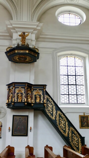 Die reich verzierte Kanzel mit den vier Evangelisten, dazu Maria und David mit der Harfe. Gekrönt wird sie vom triumphierenden Erzengel Michael. Kanzel