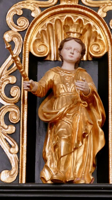 Eine recht interessante Darstellung von Maria als Himmelskönigin findet sich an der Kanzel. Sie wirkt fast jugendlich/knabenhaft. Maria an der Kanzel